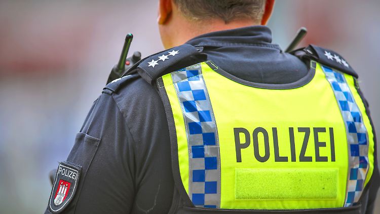 Die Hamburger Polizei bittet Zeugen des Vorfalls, sich zu melden.