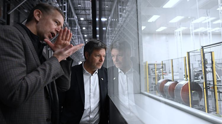 Bundeswirtschaftsminister Habeck zu Besuch bei Northvolt in Schweden, dem ersten europäischen Unternehmen, das eine eigene Entwicklung und Produktion von Batterien für Elektroautos aufgebaut hat.