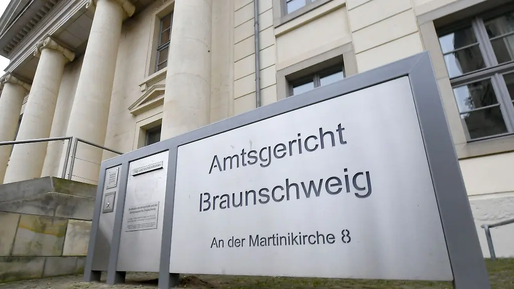 Ein-Schild-weist-auf-das-Amtsgericht-Braunschweig-in-der-Innenstadt-hin