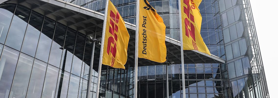 Fahnen wehen vor der Zentrale der DHL Group - Deutsche Post.