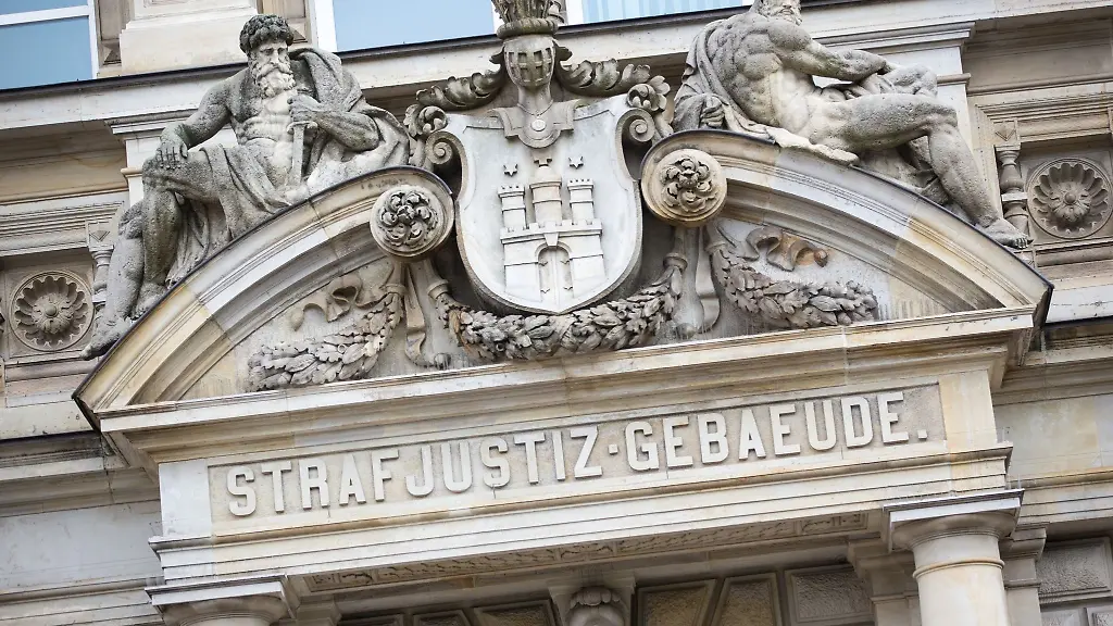 Blick-auf-den-Haupteingang-zum-Strafjustizgebaeude