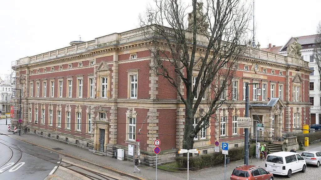 Autos-parken-vor-dem-Interimsstandort-des-Deutschen-Zentrum-fuer-Astrophysik-DZA-Das-Forschungszentrum-in-dem-Postgebaeude-auf-dem-Postplatz-in-Goerlitz-sowie-ein-Untergrundlabor-im-Staedtedreieck-zwischen-Bautzen-Hoyerswerda-und-Kamenz-sollen-das-Zentrum-fuer-Astrophysik-bilden