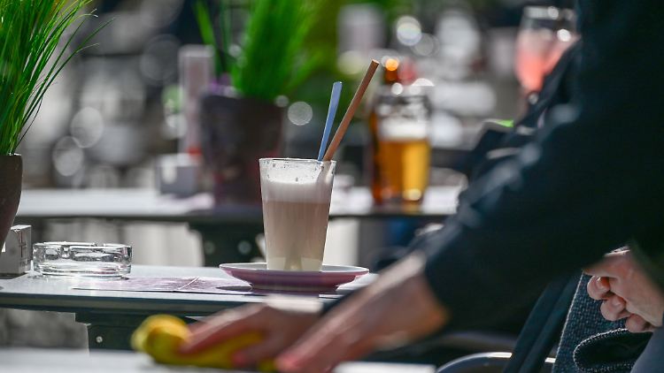 Einige Betriebe setzen wegen des Mitarbeitermangels  auf Ruhetage oder Selbstbedienung.