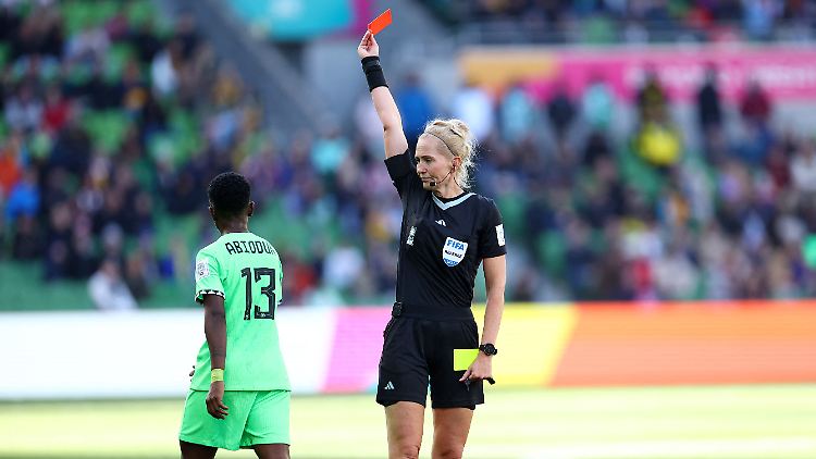 Nigerias Deborah Abiodun sah die erste rote Karte des Turniers.