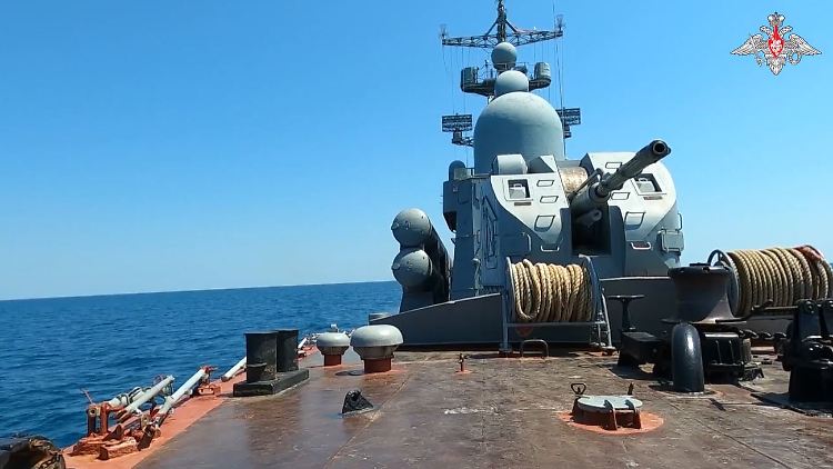 Bei dem Manöver probten die russischen Kriegsschiffe auch das Festhalten angreifender Schiffe. 