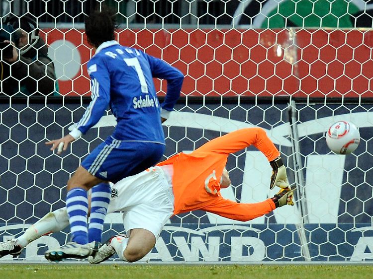 Siegtor in Hannover: Altstar Raul trifft per Direktabnahme zum 1:0. Es war insgesamt sein 10. Saisontor, aber sein erstes außerhalb von Gelsenkirchen.