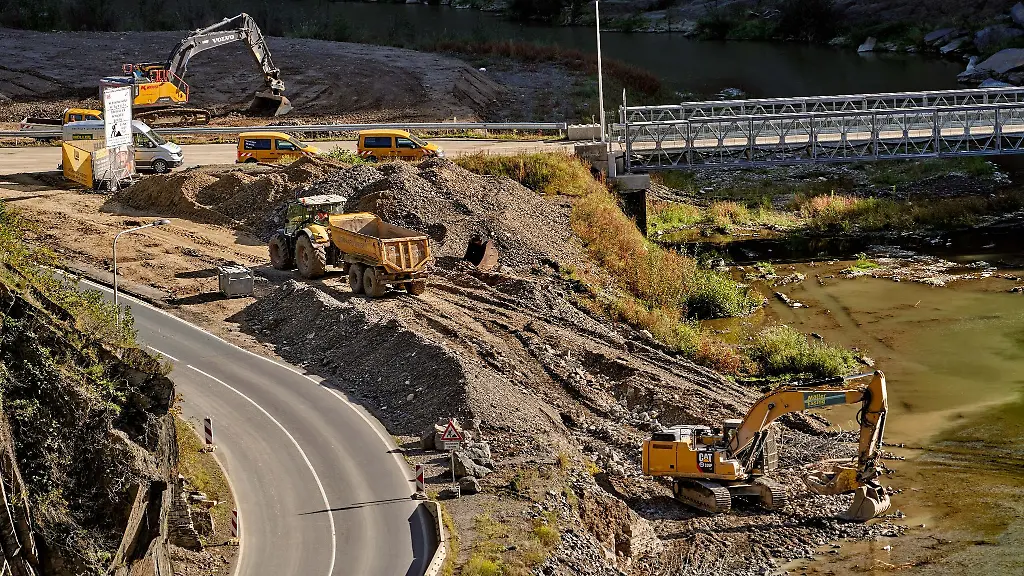 Mit-schwerem-Geraet-wird-im-Ahrtal-die-Bahnstrecke-wieder-aufgebaut