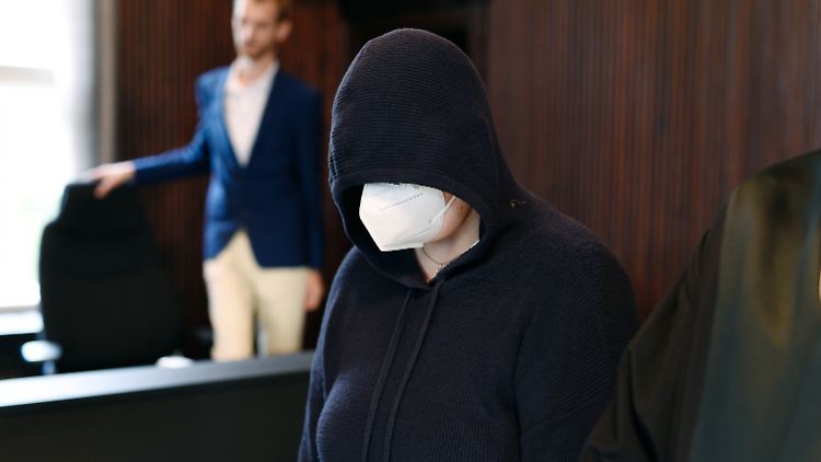 Die Mutter des Kindes, die die fortwährenden Übergriffe eines befreundeten Mannes unterstützte und dabei auch selbst aktiv wurde, soll für 9 Jahre und 3 Monate ins Gefängnis.