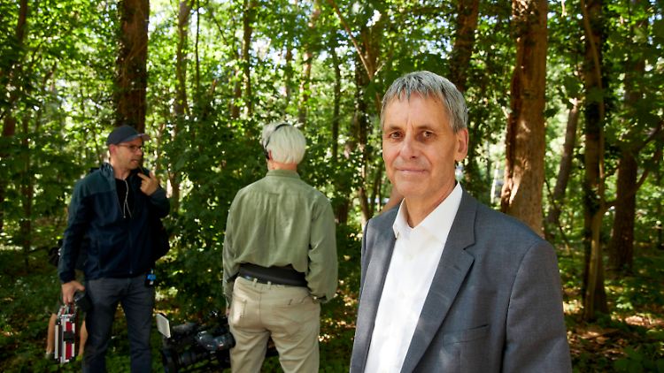 Kleinmachnows Bürgermeister Michael Grubert an der Stelle, wo das Video der mutmaßlichen Löwin entstanden ist. Oder war es ein Wildschwein? Ein Kalb oder Reh?