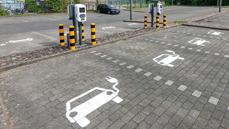 Mehr Geld für den Umweltbonus, damit künftig weniger Elektroauto-Parkplätze frei bleiben.