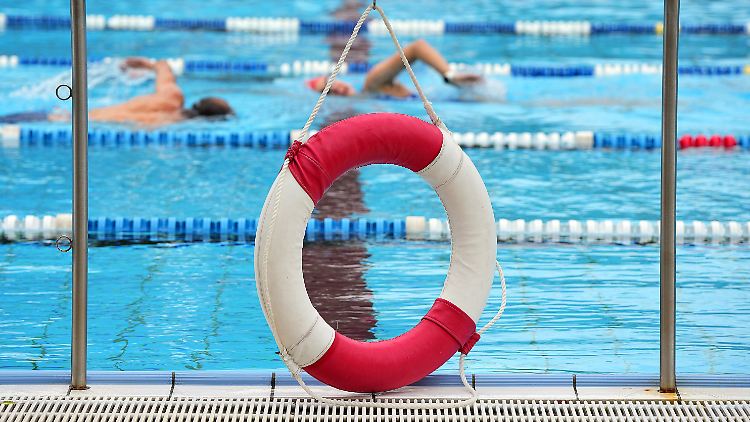 Im Freibad macht sich mancher sehr viele Gedanken.