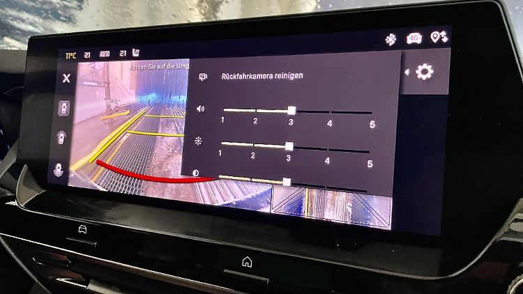 Nur wenige Stellantis-Autos können die Umgebung hinter dem Fahrzeug so scharf auf dem Display darstellen wie der Citroën C5 X.