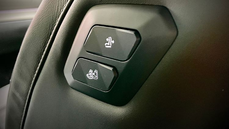 Ist der C5 X etwa eine Chauffeur-Limousine? Der elektrisch justierbare Beifahrersitz ist jedenfalls auch von den hinten sitzenden Passagieren bedienbar.