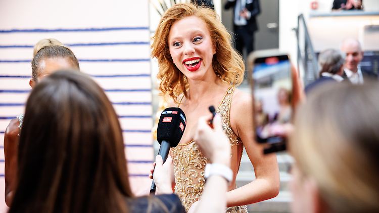 In München von Fans, Medienvertreterinnen und Medienvertretern umlagert: Anna Ermakova.