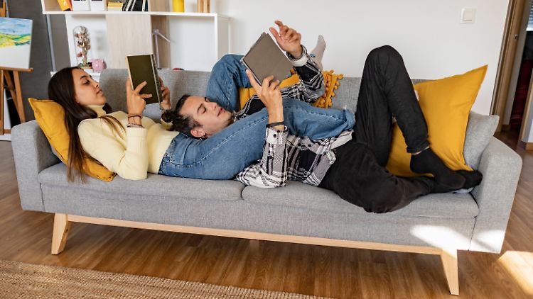 Geliehene E-Books kann man unter anderem in Apps auf einem Tablet lesen.