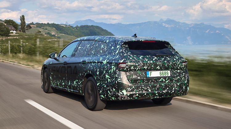 Gebaut wird der Kombi im gleichen Werk wie der auch technisch nun noch enger verwandte neue VW Passat.