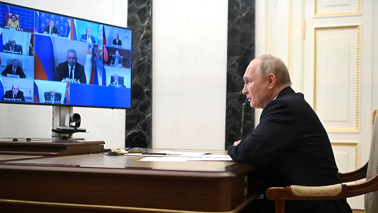 Kameras erhalten Zugang, wenn der russische Staatschef Putin mit dem nationalen Sicherheitsrat konferiert. Andere Menschen nicht.