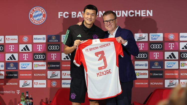 Min-Jae Kim bei seiner offiziellen Vorstellung beim FC Bayern.