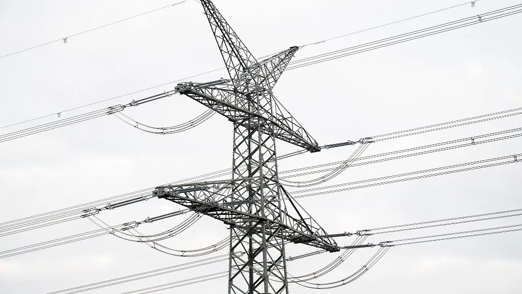 Ein-Strommast-steht-neben-dem-Umspannwerk