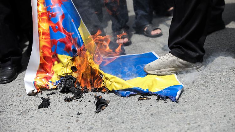 Wie du mir, so ich dir: In Teheran verbrannten wütende Muslime eine schwedische Flagge. 