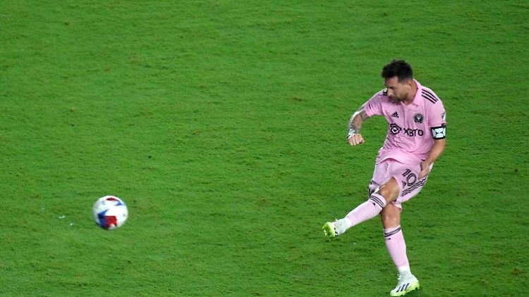 Typisch Messi - ein Freistoß in den Winkel.