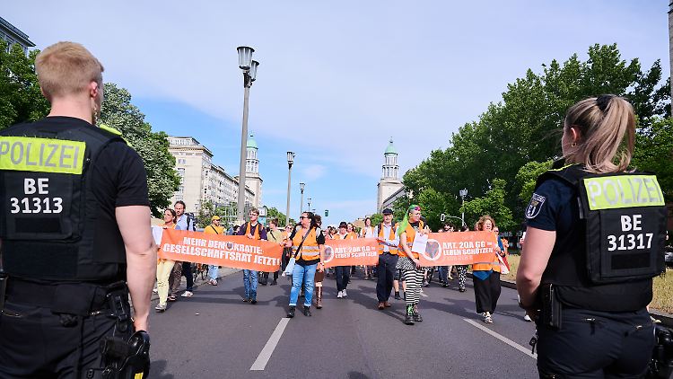 Auf unterschiedlichen Seiten, aber offenbar nicht immer Gegner: die Letzte Generation und die Polizei.