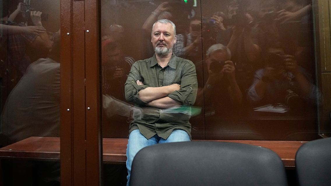 Nicht mehr im Kreml wohlgelitten: Der Kriegsverbrecher und Ultranationalist Girkin hier in einem Glaskäfig im Moskauer Bezirksgerichts Meschtschanski.