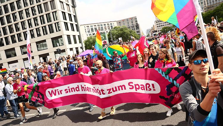 Der CSD erinnert an den Aufstand am 28. Juni 1969, der als Geburtsstunde der modernen Schwulen- und Lesbenbewegung gilt.
