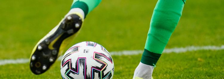 Ein Fußballspieler spielt den Ball.