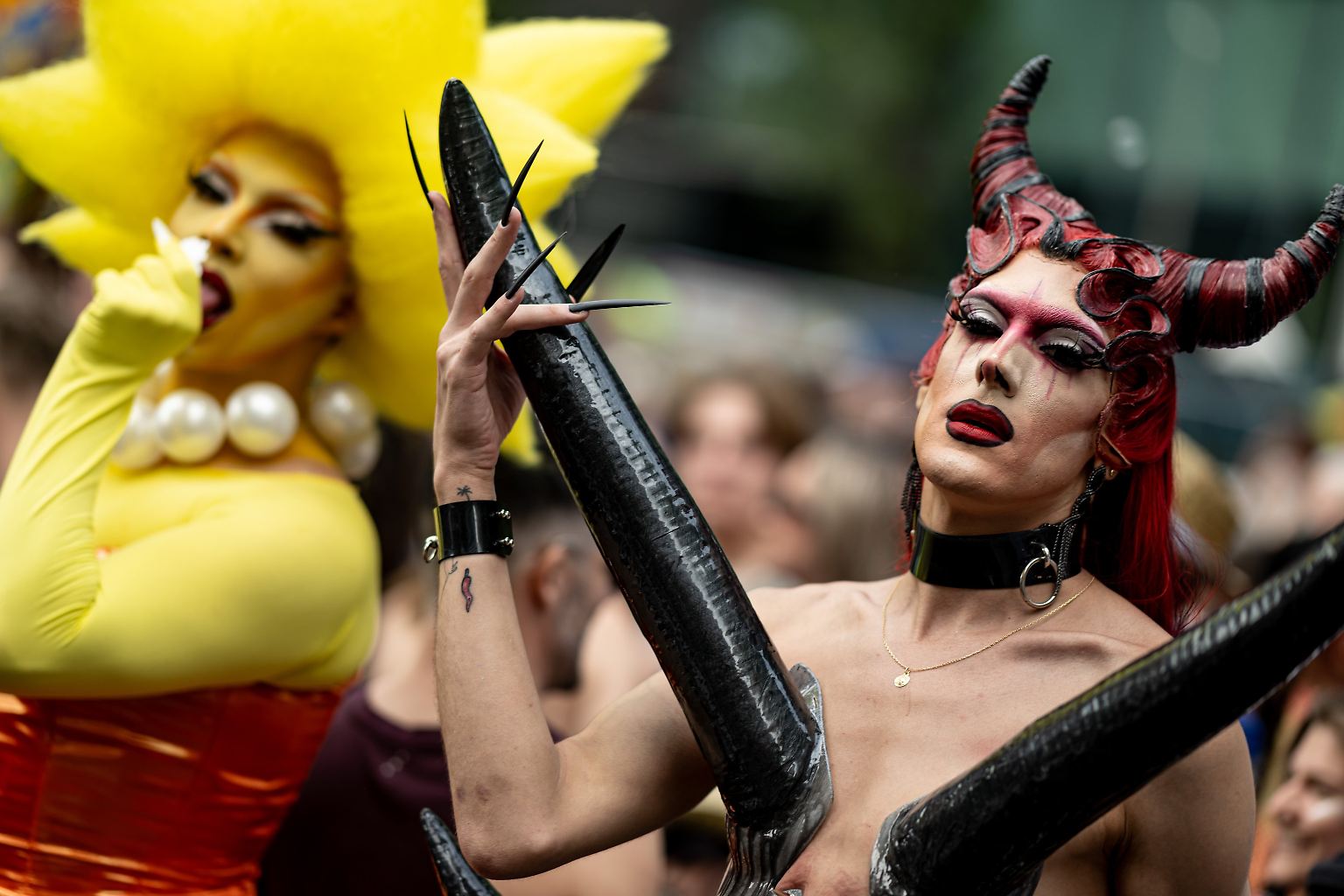 Nicht zu übersehen - in Berlin feiern mehrere Hunderttausend Menschen beim Christopher Street Day und demonstrieren für ihre Rechte.