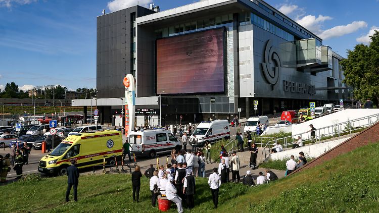 Dutzende Einsatzkräfte waren nach dem Rohrbruch im Einsatz.