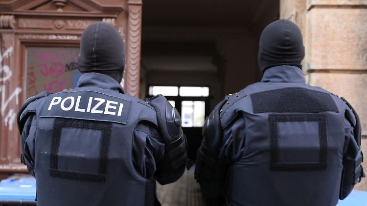 Bei dem Einsatz wurden mehrere Polizisten verletzt (Archivbild).