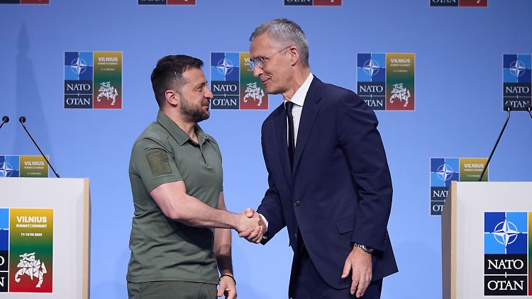 Selenskyj (l.) und Stoltenberg telefonierten auch über die Integration der Ukraine in die NATO.
