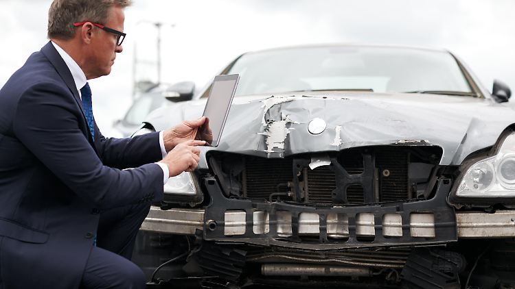 Autohersteller haben ihre Ersatzteilpreise stark erhöht, was Reparaturen verteuert.