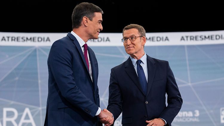 Alberto Nuñez Feijoo (r.) könnte Ministerpräsident Pedro Sánchez (l.) heute als spanischen Regierungschef ablösen.