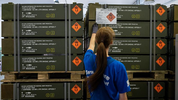 Eine Mitarbeiterin von Rheinmetall kontrolliert Kisten mit Panzermunition in Niedersachsen. 