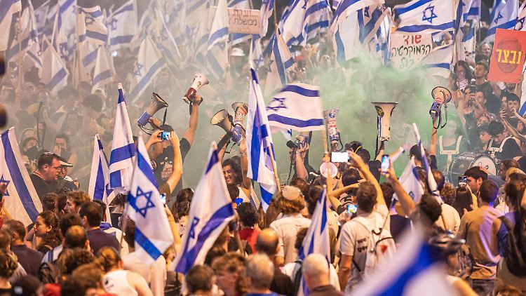 Je näher der Tag der Entscheidung über die Justizreform rückt, desto aufgeheizter ist die Stimmung auf Israels Straßen. Viele Israelis fürchten sich vor einem Bürgerkrieg.