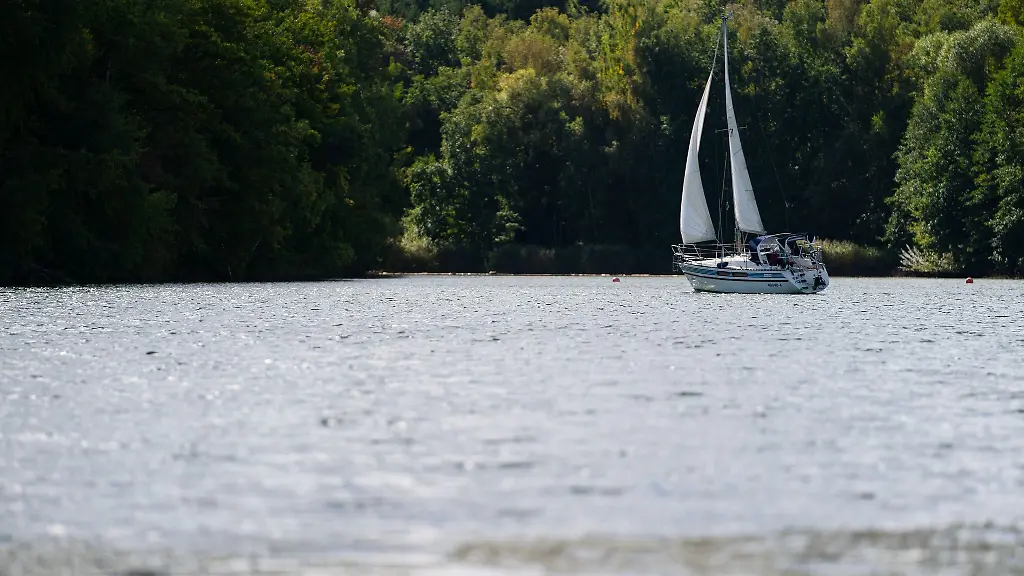 Ein-Segelboot-segelt-2021-ueber-den-Ellertshaeuser-See-bevor-das-Wasser-fuer-Sanierungsarbeiten-abgelassen-wurde-Unerwartet-frueh-ist-der-See-bereits-wieder-gefuellt