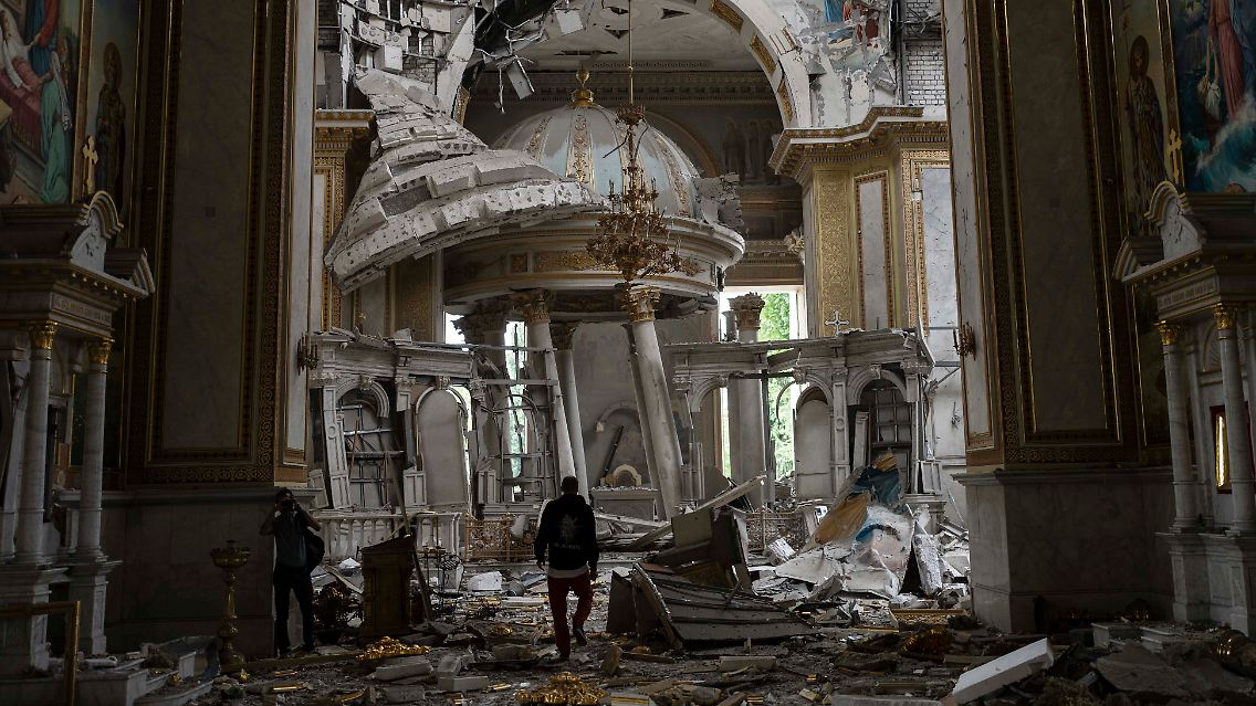 Kirchenmitarbeiter inspizieren die Schäden in der Verklärungskathedrale nach Raketenangriffen.