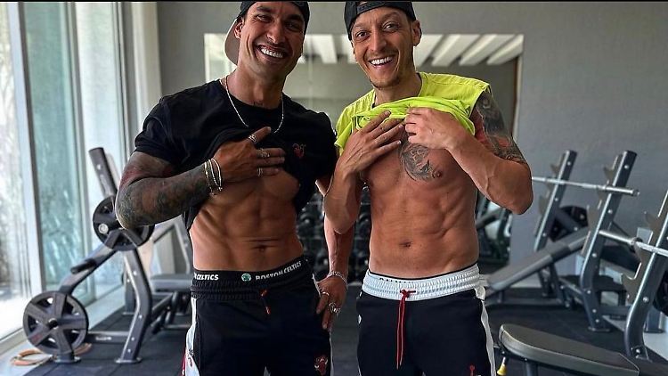 Mesut Özil präsentiert sein Wolfs-Tattoo.