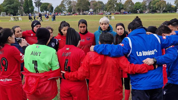 Die jungen Frauen leben ihren Traum vom Fußball.