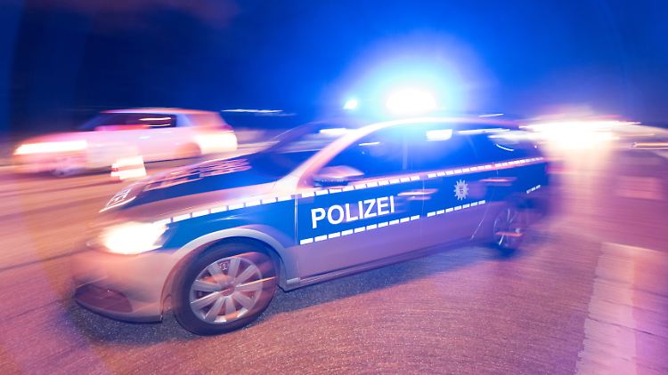 Die Polizei rückt in der Nacht mit 20 Streifen zum Tatort aus. (Symbolfoto)