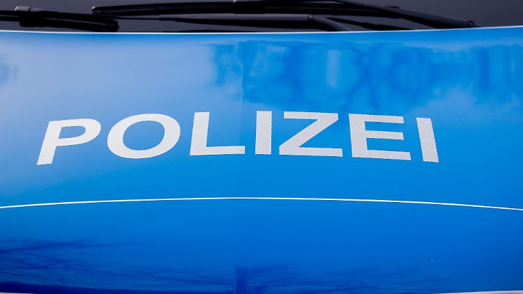 Die Polizei wertet Videoaufnahmen aus und ermittelt wegen Körperverletzung und Volksverhetzung.