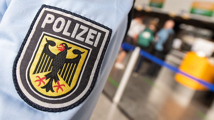 Bei einem Zwischenstopp an deutschen Flughäfen melden sich laut" Bild" etliche Kubaner bei der Polizei und beantragen Asyl.
