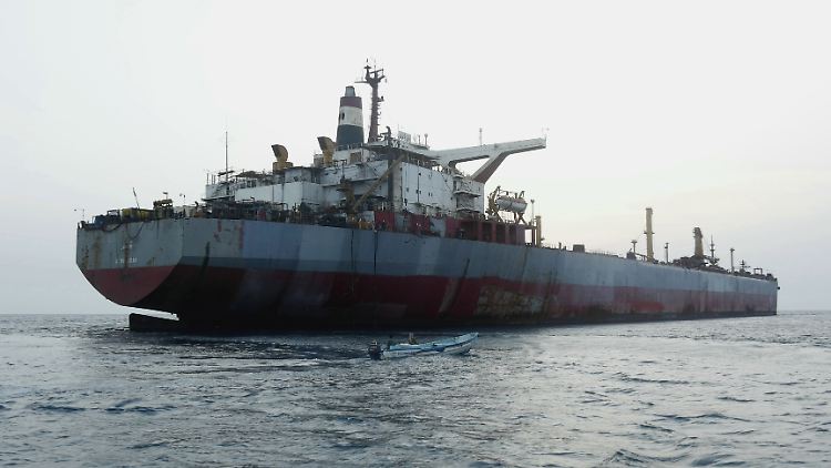 Die etwa 45 Jahre alte "FSO Safer", die als schwimmendes Lager- und Entladeterminal für Öl diente, liegt vor der strategisch wichtigen Stadt Hodeidah vor Anker.