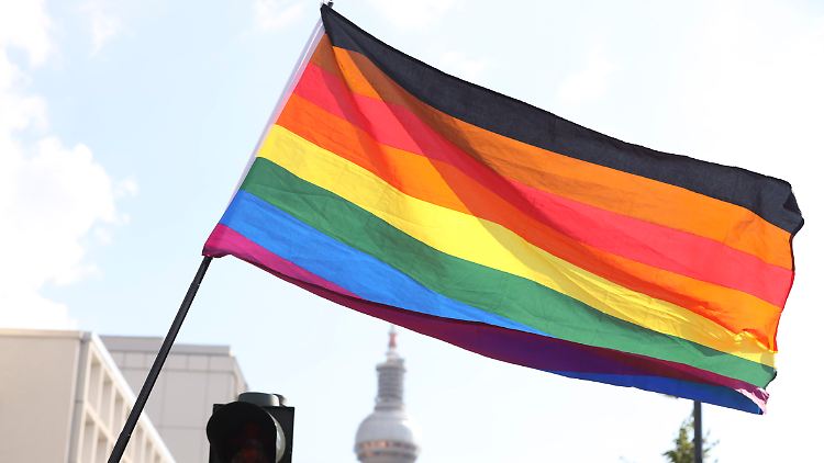 In Schöneberg wurde ein 30-Jähriger von einem Mann, der sich homophob geäußert haben soll, physisch attackiert.