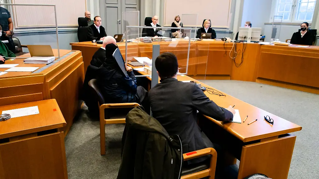 Prozessteilnehmer-sitzen-im-Schwurgerichtssaal-im-Landgericht-Kiel