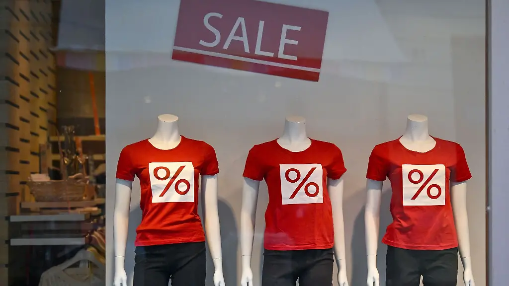 Schaufensterpuppen-in-einem-Geschaeft-werben-fuer-den-Winterschlussverkauf