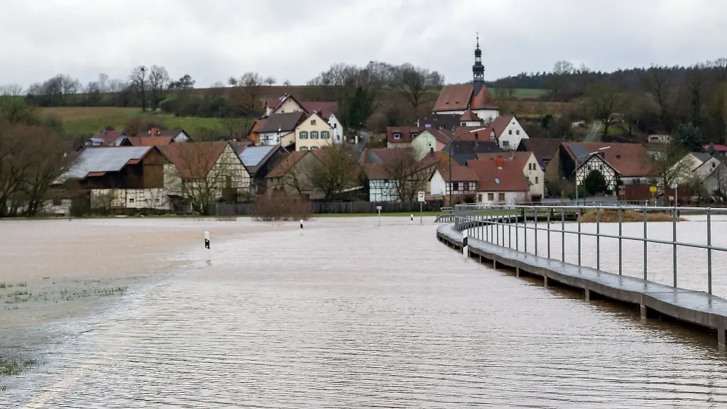 Eine-Stasse-zwischen-Gleusdorf-Landkreis-Hassberge-und-Busendorf-Landkreis-Bamberg-ist-stark-ueberschwemmt-Die-Itz-fuehrt-Hochwasser-etliche-Strassen-sind-nicht-mehr-passierbar