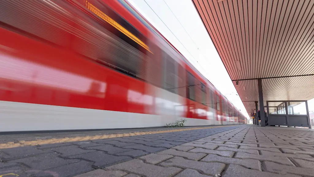 Eine-S-Bahn-haelt-am-Suedbahnhof-in-Frankfurt